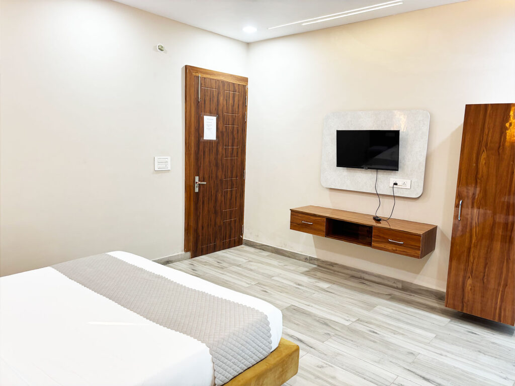 Super-Delux-Room2.jpg1