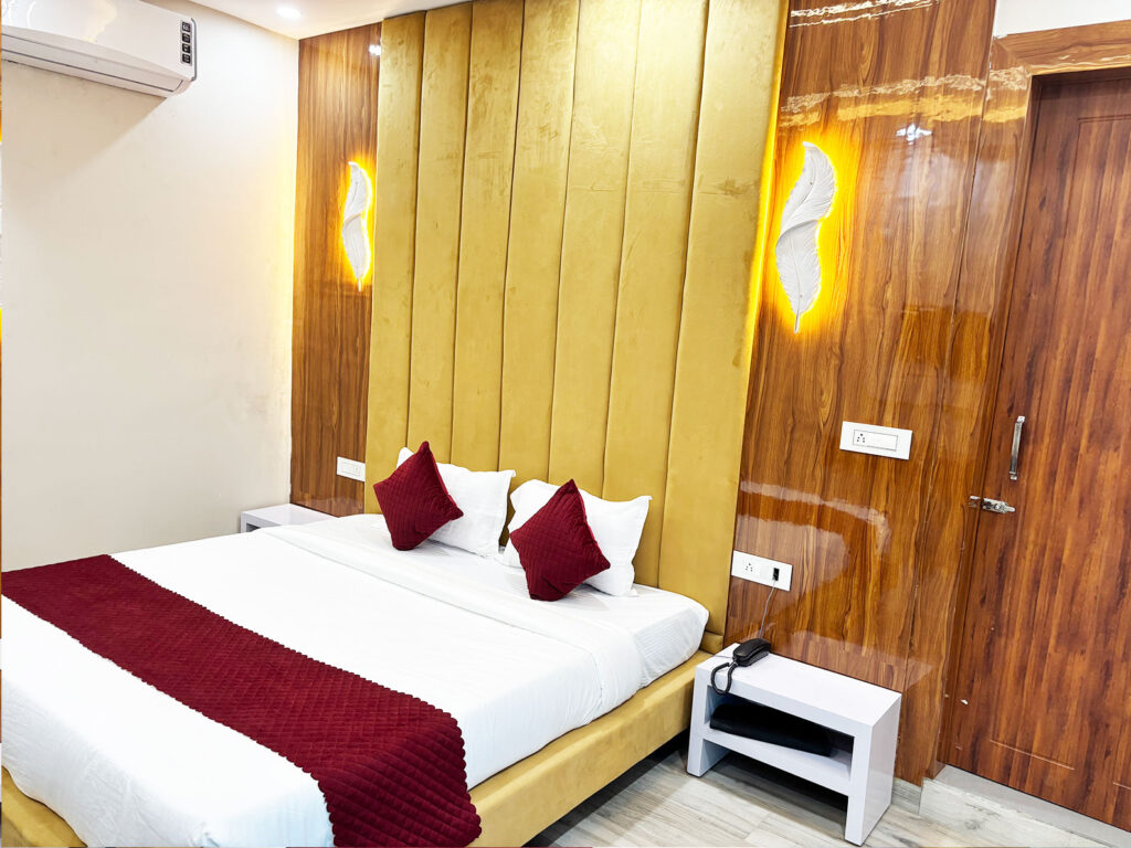 Super-Delux-Room2.jpg3