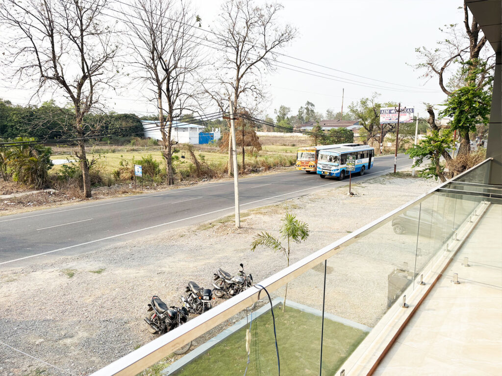 Super-Delux-Room2.jpgRoad-side-view