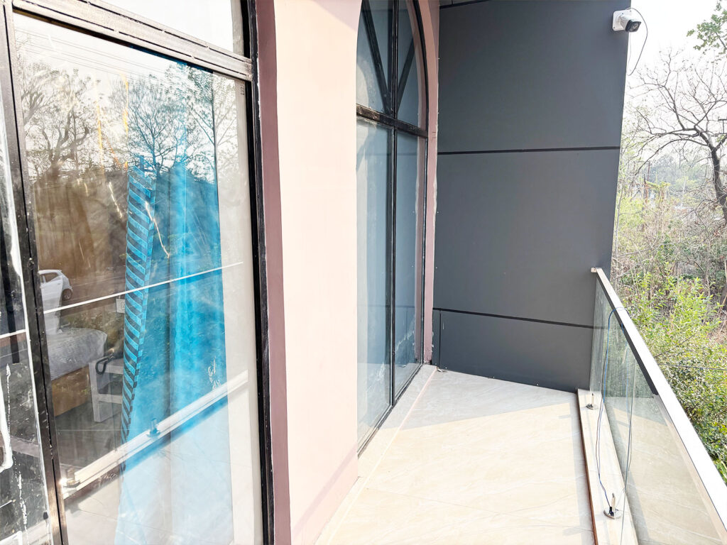 Super-Delux-Room2.jpgoutside